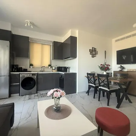 5 Min Walk To Mackenzie Beach, Stylish 1br
