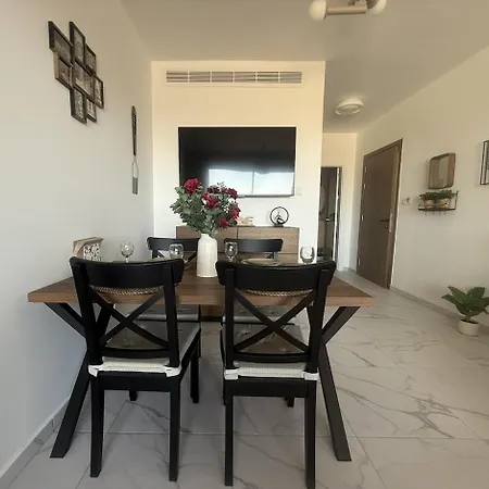 Apartman 5 Min Walk To Mackenzie Beach, Stylish 1br Lárnaka
