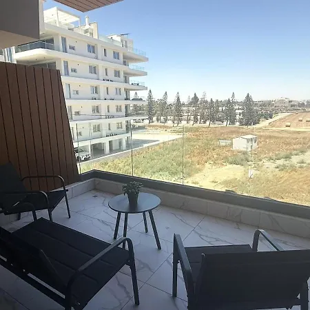 5 Min Walk To Mackenzie Beach, Stylish 1br Apartman