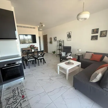 5 Min Walk To Mackenzie Beach, Stylish 1br Apartman Lárnaka