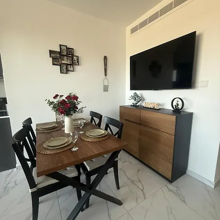 Apartman 5 Min Walk To Mackenzie Beach, Stylish 1br Lárnaka