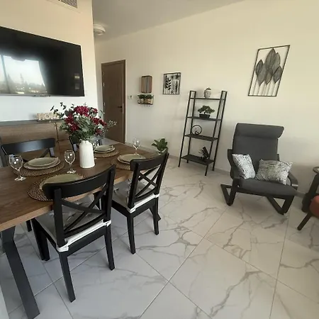 5 Min Walk To Mackenzie Beach, Stylish 1br *
