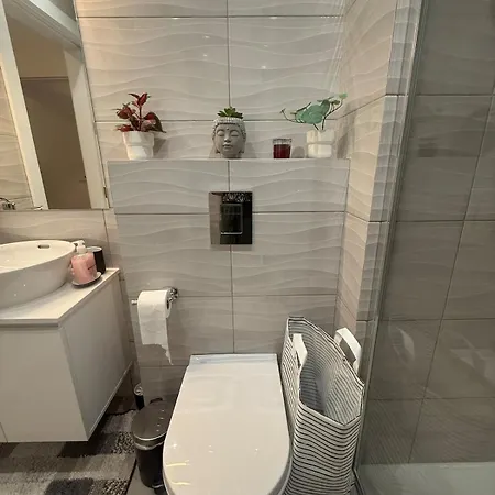 5 Min Walk To Mackenzie Beach, Stylish 1br Apartman *