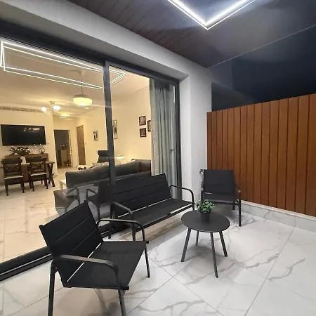 Apartman 5 Min Walk To Mackenzie Beach, Stylish 1br Lárnaka
